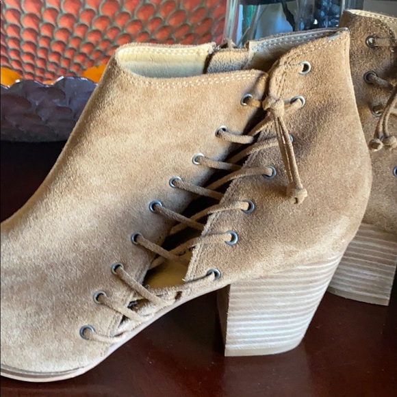 Shoes - Picture 7 of 9